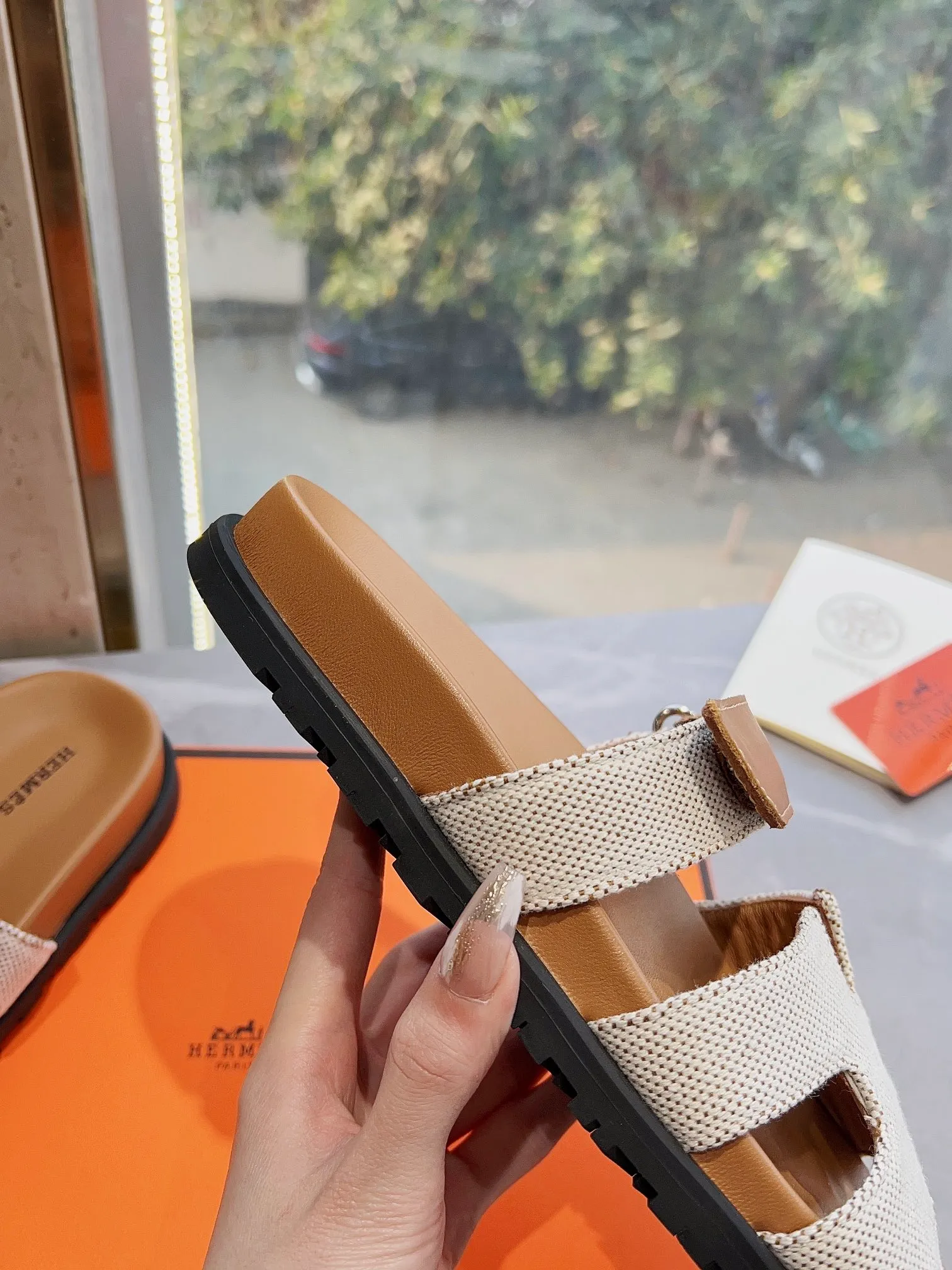 👟👟Ex-factory price 440👟👟 Men's size +10 H family 2024 spring and summer new style HERMES Hermes' recently popular couple's shoes, pig nose angle sandals and slippers, paired with various colorful socks, extremely trendy. Upper lining: imported original material. Outsole: non-slip and wear-resistant outsole. Size: Female 35-42 (40/42 non-returnable and non-exchangeable) Men’s size: 39-45 (45 is non-refundable and non-exchangeable)